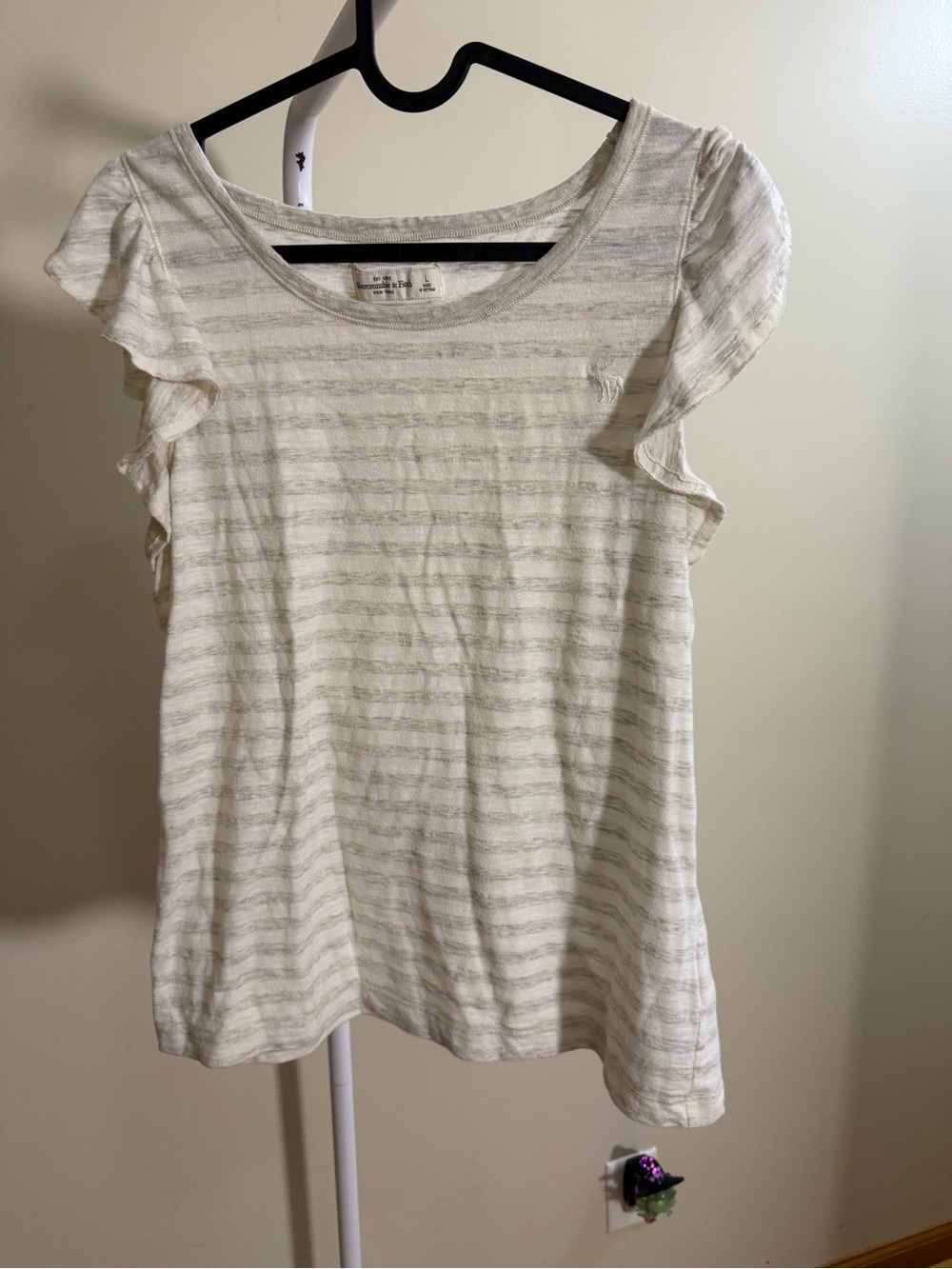 Y2K Abercrombie & Fitch Cream Striped Flutter Sleeve Top Women’s size L
